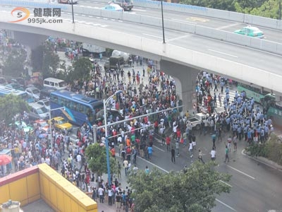 广州上百外籍人员堵路聚集